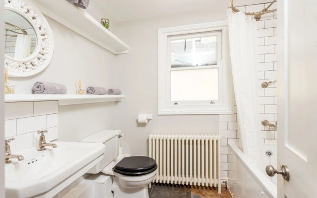 Modern 3 Bed Home in trendy Cambridge suburb