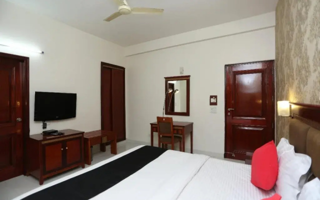 The Luxotica by OYO Rooms