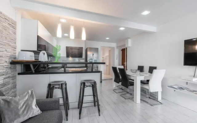 Amazing 3 Bdrs And Garden Place du Pin Parking !