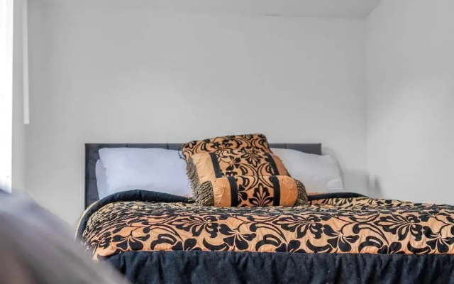 Private Near Royal Infirmary Hospital Airport Free Moet AND Parking Breakfast