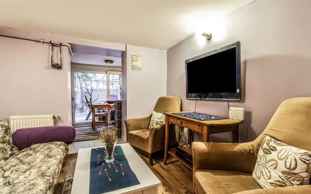 Cozy Home With Backyard in Sisli