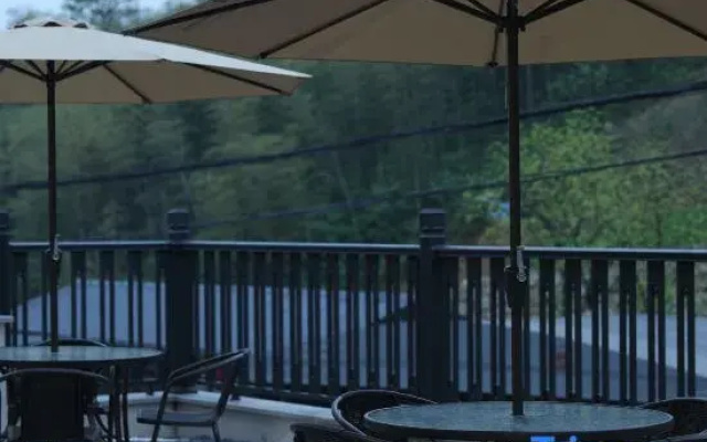Chuan Summer Riverside Hiking & Rafting · Creamy Designer Poolside Lodge