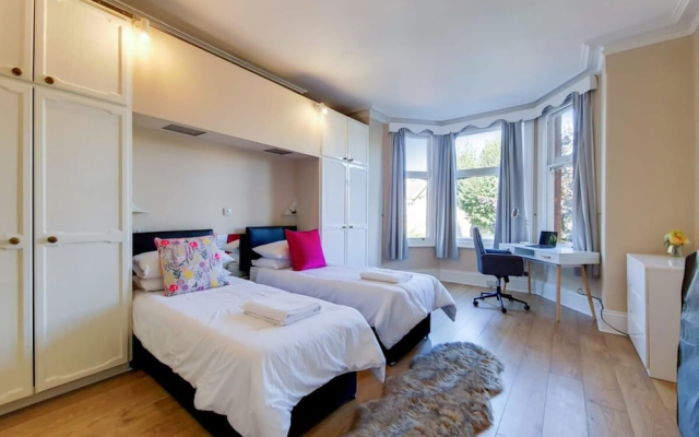 Apartment w Workspace in Ealing