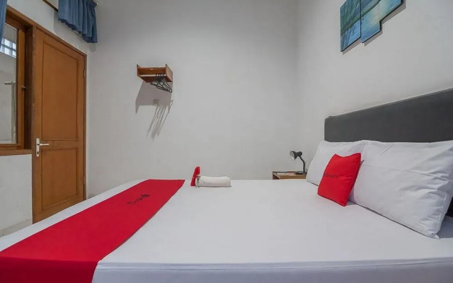 RedDoorz near Setrasari Mall