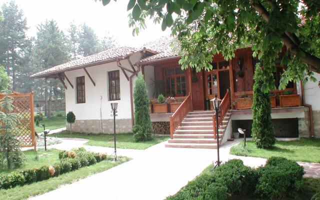 Отель Complex Izvora Болгария, Велико Тырново - отзывы, цены и фото номеров - забронировать отель Complex Izvora онлайн вид на фасад