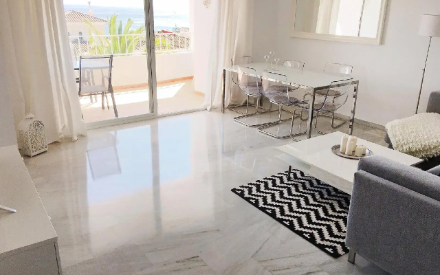 2056 - Apt with terrace sea view