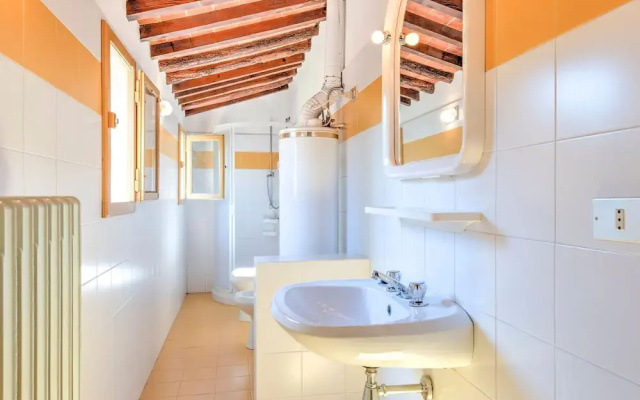 Hilltop Holiday Home in San Miniato with Hot Tub