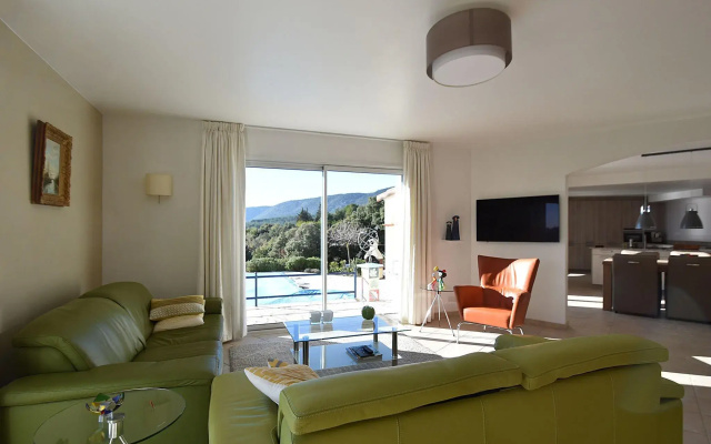 Air-conditioned villa with heated pool, guesthouse and stunning views