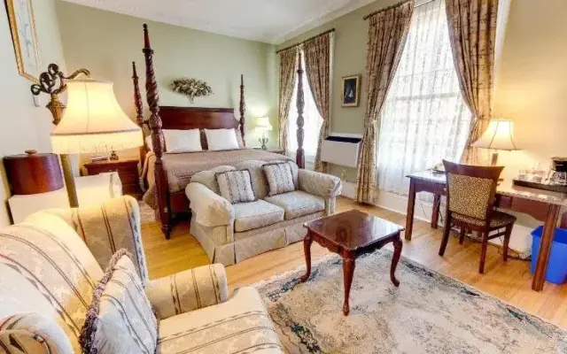The Woodlawn Inn