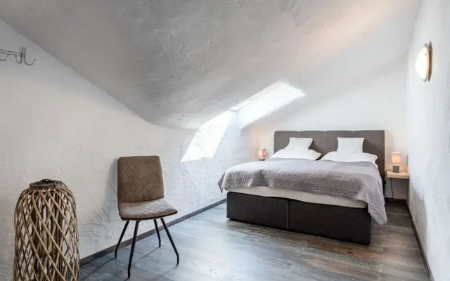 No. 7 Lake View Modern Retreat
