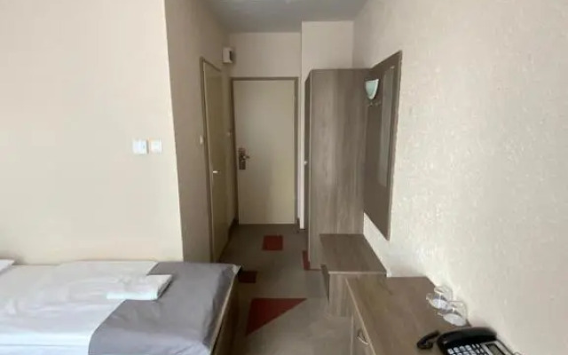 FREE PARKING, FREE BREAKFAST, only 15 minutes to City Center