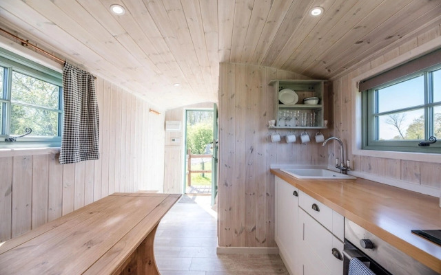 Honeysuckle Farm Hut 4 - Suffolk Farm Holidays