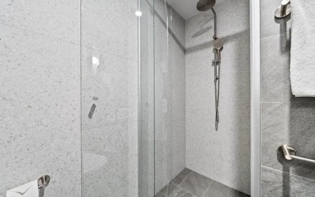 Stylish 2-bed Unit With Views & Rooftop Access