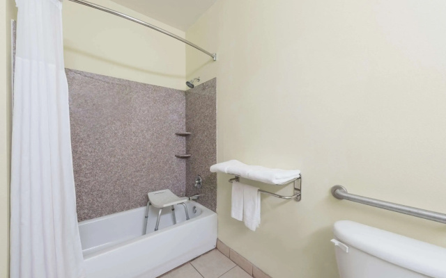 Days Inn & Suites by Wyndham Cleburne TX