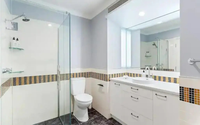 Lovely Bright Apt w/ Pool and Gym by Zodiak Stays