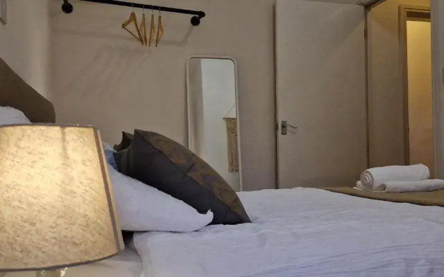 Spacious 1 Br Lincoln City Centre & Amenities, Free Parking