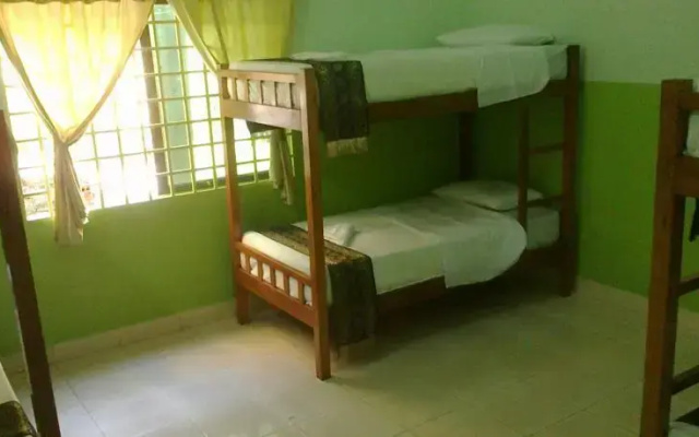 Big Johns Chil-axn Hostel & BBQ