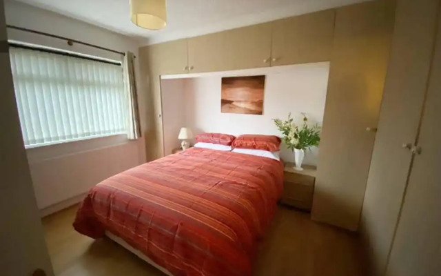 Quiet Secluded two Bedroom Bungalow With Parking