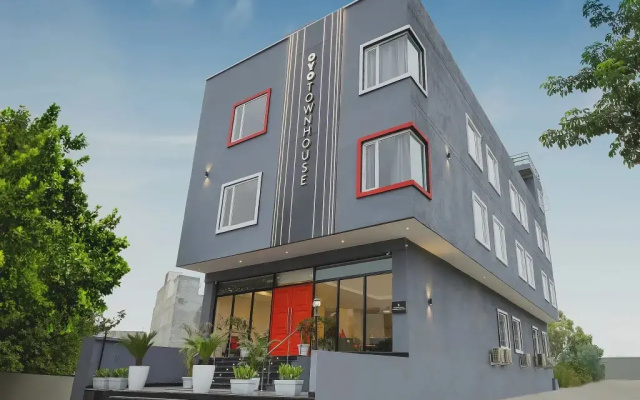 OYO Townhouse 231 Golden Avenue Road