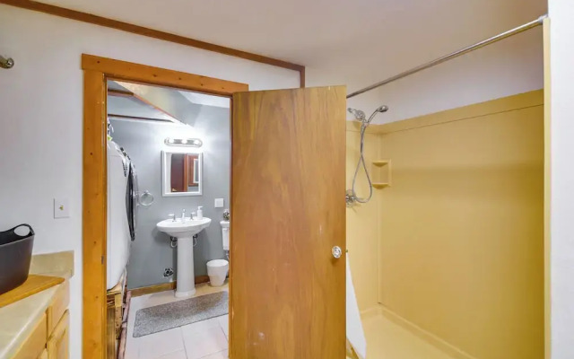 Creekside Cabin: Easy Access to I-70 & Slopes!