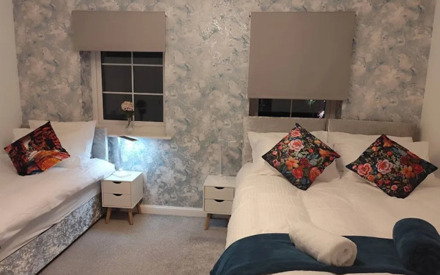 Spacious Home for Groups Sleeps 8