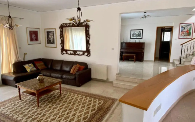 6 bdr villa with TENNIS COURT