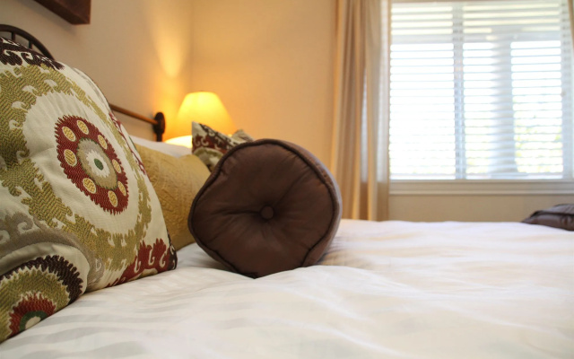 Vineyard Court Designer Suites Hotel