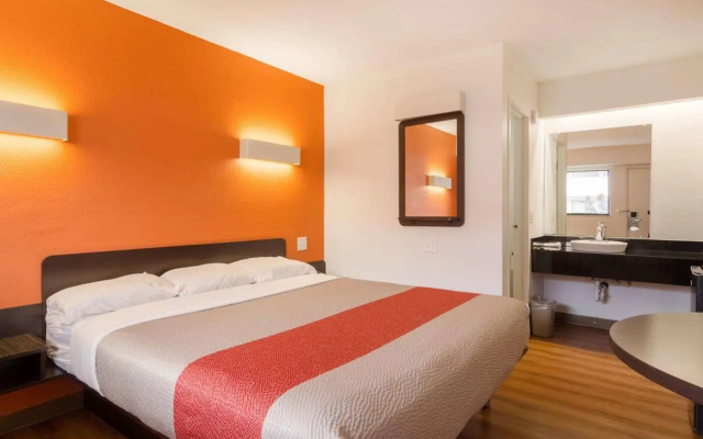 Motel 6 Akron