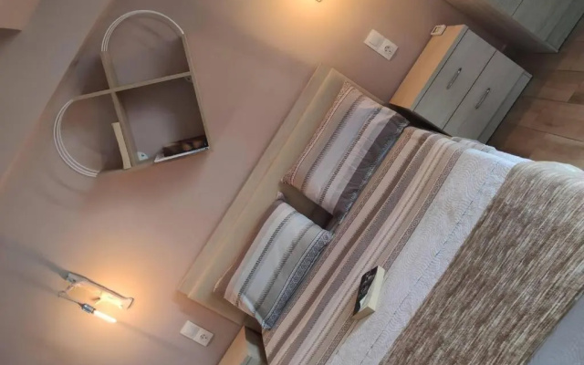 1 Bed - Sleeps 2 - Balcony - Sea View - Parking