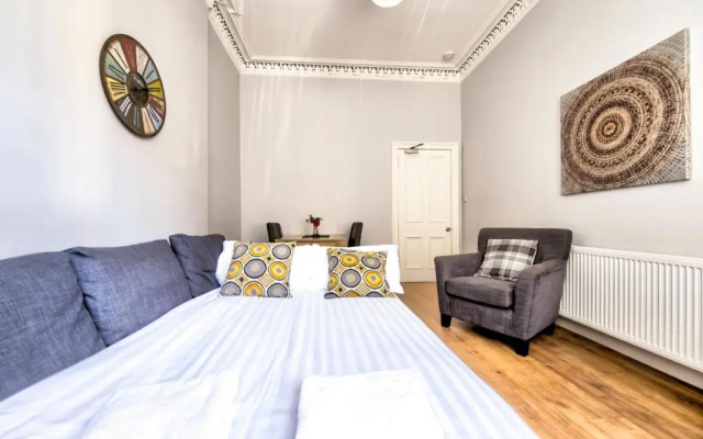 Edinburgh City Central Apartment Sleeps 6 Free Parking