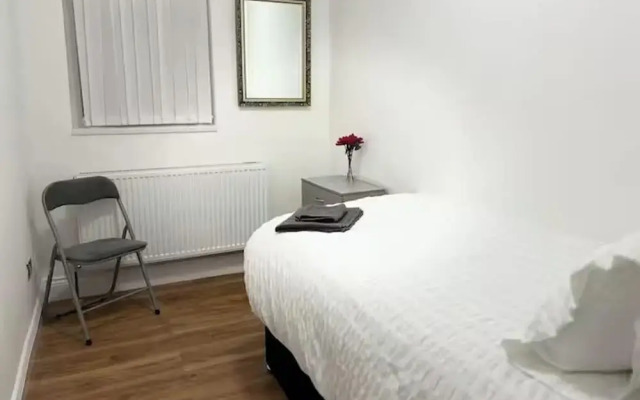 2 Bed Flat - Sleeps 3 - Parking - Wifi