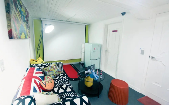 Travelholic Guesthouse - Hostel