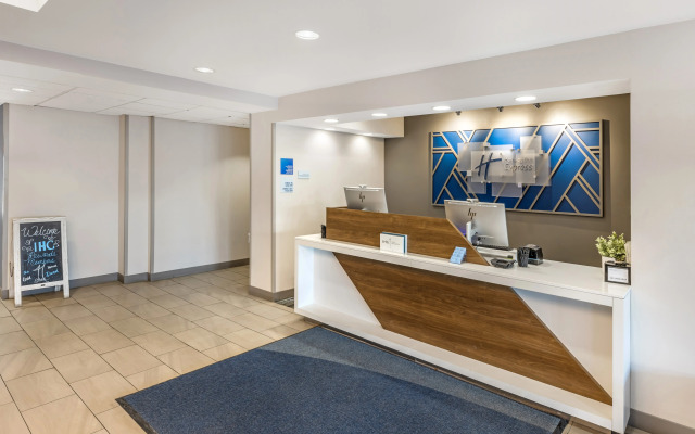 Holiday Inn Express Crestwood by IHG