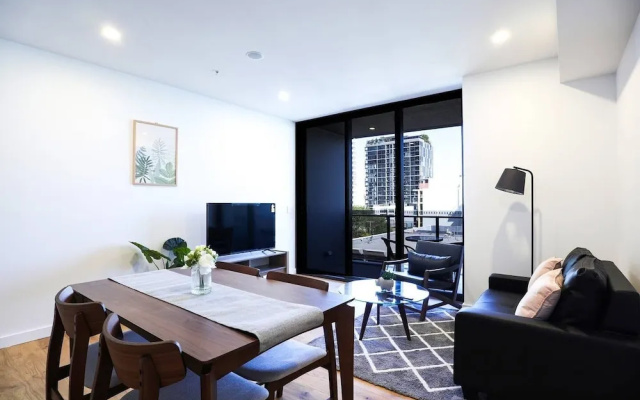 Stylist 2 Bedrooms Apartment With Pool/gym/parking