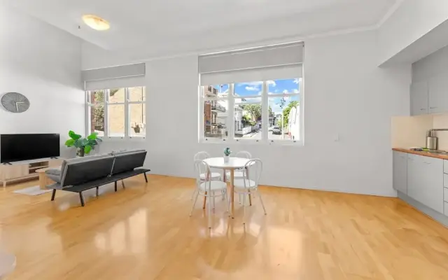 Modern 1-bed Apartment in Spring Hill With Parking