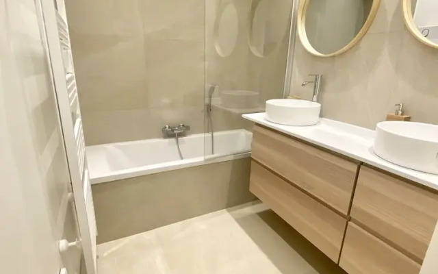 Luxury Green Penthouse Center - Parking