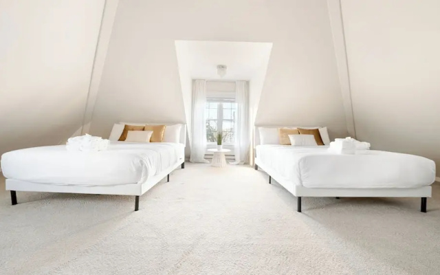Ultra-Modern Luxe Sleek & Stunning Stay