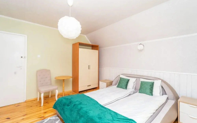 Large Holiday Home With Private Garden