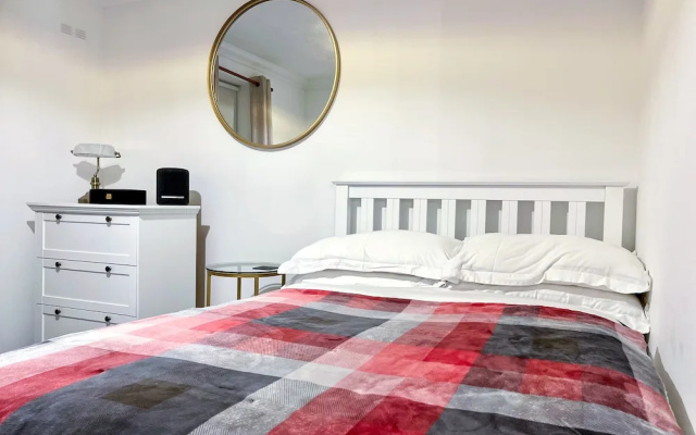 1-bed Apt, Sleeps 2, 20 min Walk to Centre