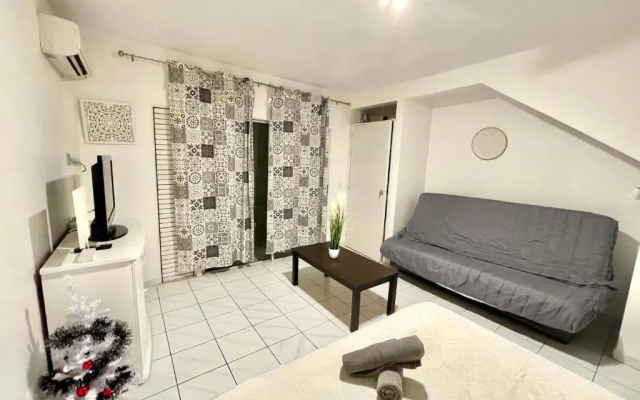 Studio dans résidence avec piscine proche marina