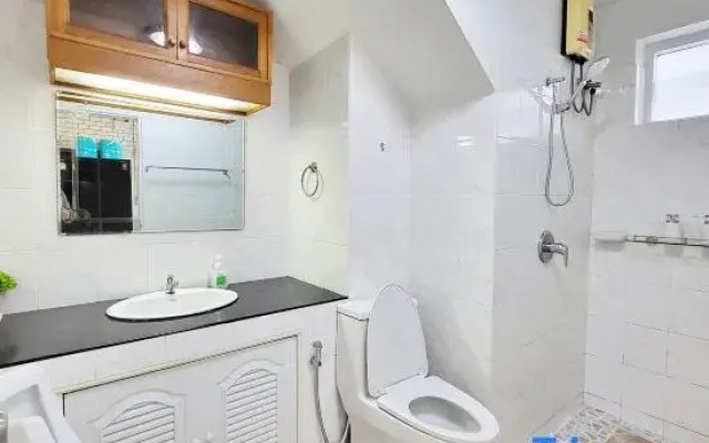 Poon House Nimman: Spacious Stay Near Attractions