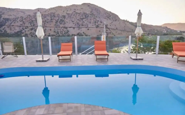 Best Family Friendly Villa Near Lake Kournas