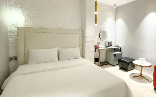 A In Hotel Del Luna