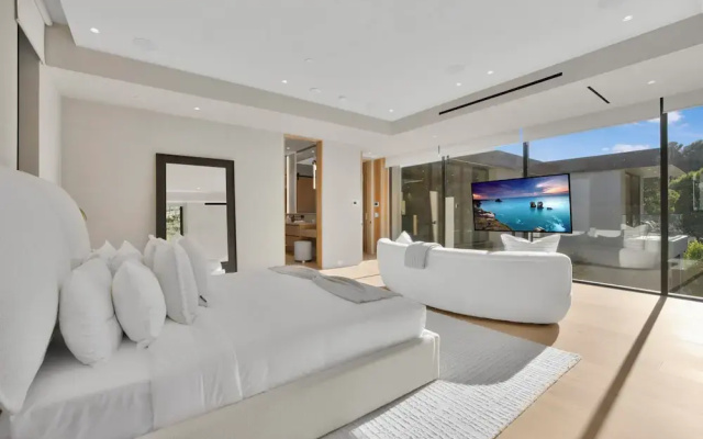 Hutton Villa - 5-bedroom Retreat in Iconic Beverly Hills Oasis