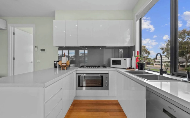Luxurious 3-bedroom Townhouse in Charming Maidstone 7 KM TO CBD