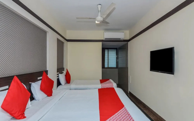 OYO Flagship 18502 Sahar International