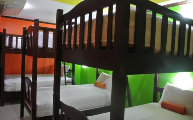Silla Patong Hostel комната для гостей