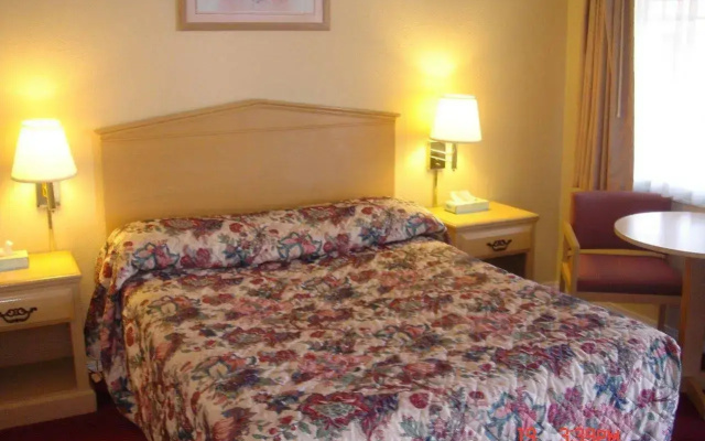 Tri-Valley Inn & Suites