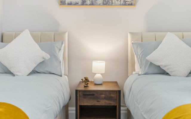 House - Sleeps 6 - On Street Parking