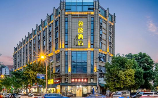 Yiyi Hotel (Chengdu West Railway Station Peifeng Road Subway Station)